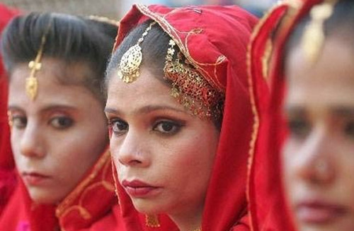 Những tập tục kỳ lạ của phụ nữ trên thế giới (P1) - 3
