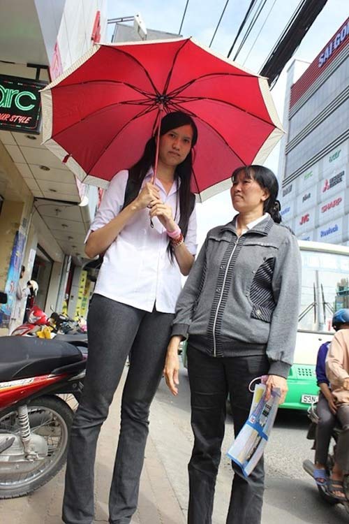 Hà Anh #039;lép vế#039; trước cô gái cao 1m91 - 1