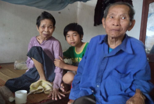 Cụ ông 80 tuổi gồng mình nuôi vợ liệt, cháu nhỏ - 1