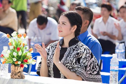 Lý Nhã Kỳ giản dị đạp xe trên phố - 6