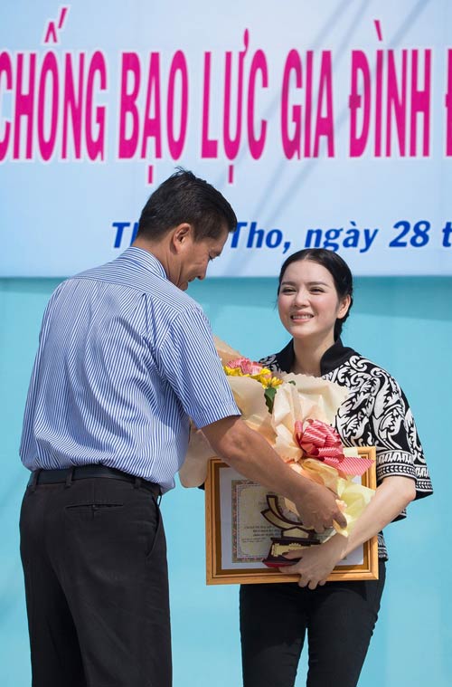 Lý Nhã Kỳ giản dị đạp xe trên phố - 8