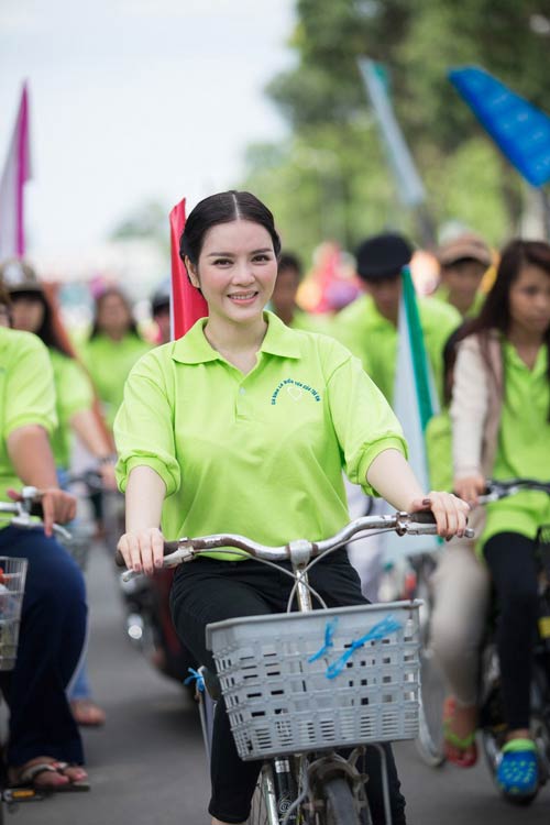 Lý Nhã Kỳ giản dị đạp xe trên phố - 3