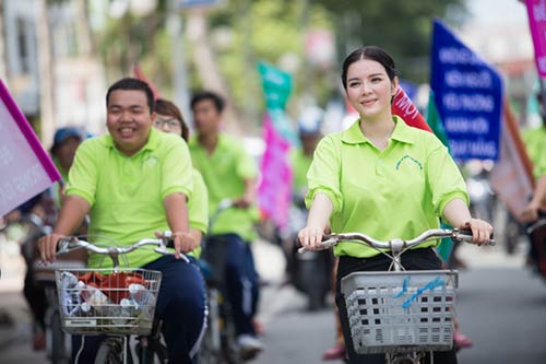 Lý Nhã Kỳ giản dị đạp xe trên phố - 4