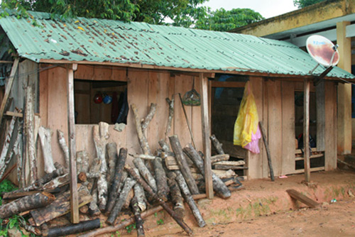 Nghi vợ ngoại tình, chồng giẫm chết con vừa chào đời - 1