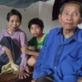 Tin tức - Cụ ông 80 tuổi gồng mình nuôi vợ liệt, cháu nhỏ