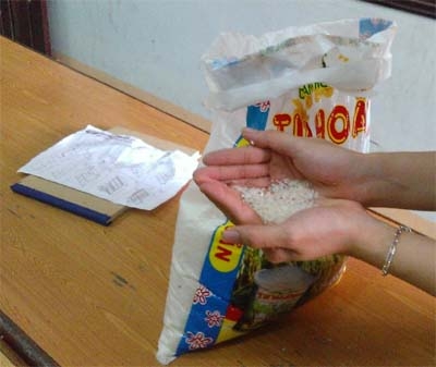 Nấu cơm gạo chuyển màu xanh, mùi thuốc diệt cỏ - 1