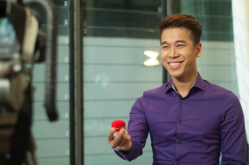 Lê Hoàng toát mồ hôi khi cầu hôn bạn gái hot girl - 5