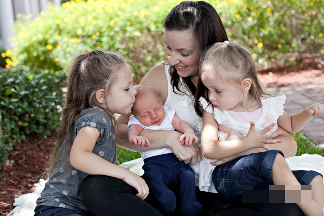 Niềm hạnh phúc của mẹ Connie Granja và 3 con đẹp như thiên thần.
