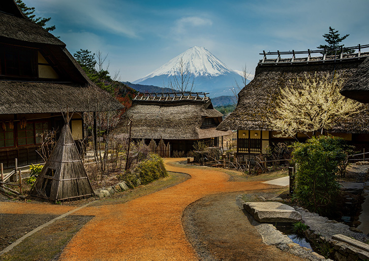 Con đường ở ngôi làng gần núi Phú Sĩ.
