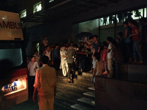 Bé 8 tháng chết bất thường, người nhà vây bệnh viện - 1