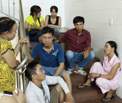 Bé 8 tháng chết bất thường, người nhà vây bệnh viện - 2