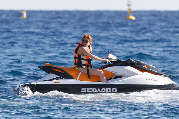 28 tuổi, Lindsay Lohan sở hữu vòng 1 chảy xệ - 9