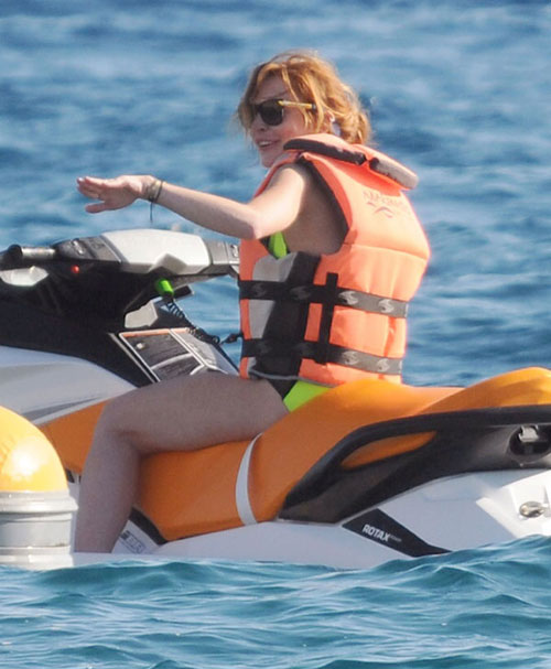 28 tuổi, Lindsay Lohan sở hữu vòng 1 chảy xệ - 8