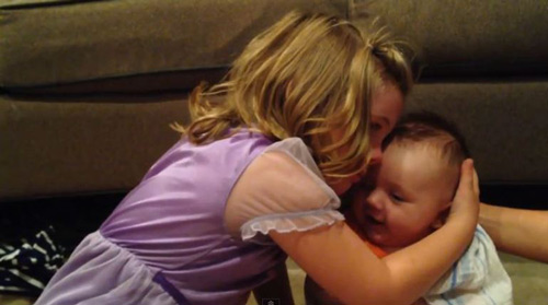 Bé gái khóc nức nở vì không muốn em trai lớn lên - 1