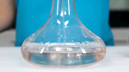 Mẹo làm sạch bình thủy tinh với gạo - 1