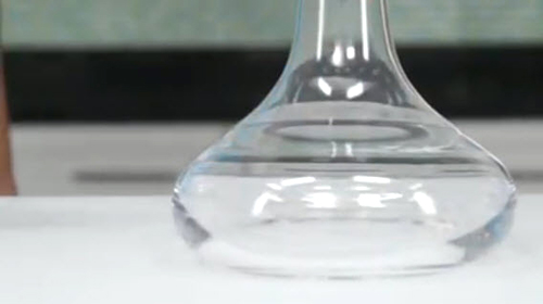 Mẹo làm sạch bình thủy tinh với gạo - 5