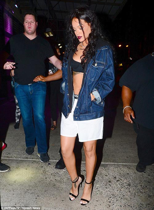 Eva quot;soiquot; 31/7: Rihanna mặc nội y ra phố - 2