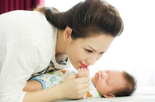 Đan Lê bụng phẳng lì sau 1 tháng sinh con - 5