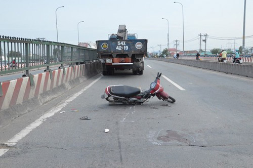 Xe máy tông xe tải, một người thiệt mạng - 1