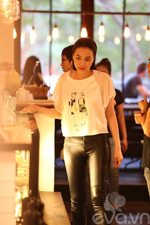 Quần chẽn gây quot;đỏ mặtquot; của Trang Nhung - 2