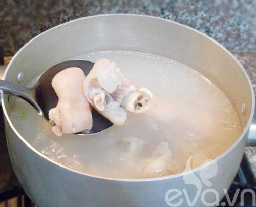 Canh móng giò hoa chuối cho mẹ ít sữa - 4