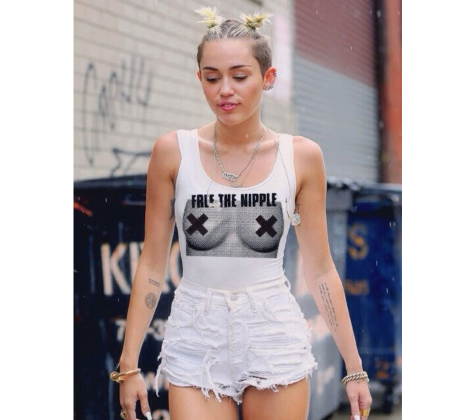 Áo thun in hẳn bầu ngực thật đang được bán rất chạy với giá 12,5 đô la Mỹ  (khoảng 260 ngàn đồng). Trong ảnh là ngôi sao Miley Cyrus ủng hộ trào lưu 'nổi loạn'
