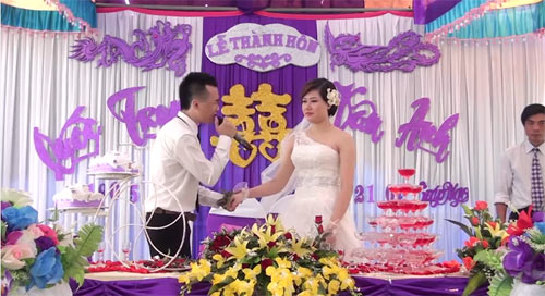 Bật khóc với clip chú rể hát tặng vợ - 1