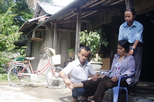 Thủ khoa nghèo muốn làm bác sĩ chữa bệnh cho mẹ - 1