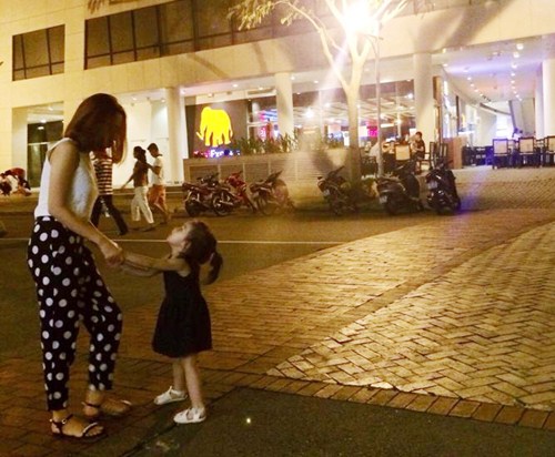 Lưu Hương Giang đưa con gái đi dạo phố đêm - 1