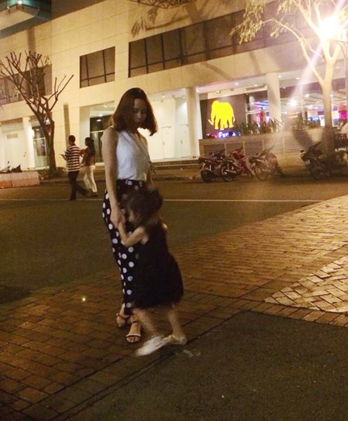 Lưu Hương Giang đưa con gái đi dạo phố đêm - 2