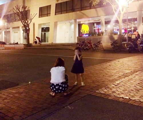 Lưu Hương Giang đưa con gái đi dạo phố đêm - 3