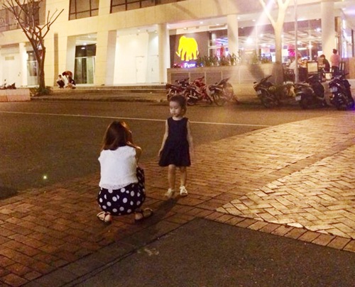 Lưu Hương Giang đưa con gái đi dạo phố đêm - 4