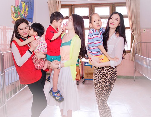 HH Phương Nguyễn trẻ trung bên Trà Ngọc Hằng - 15