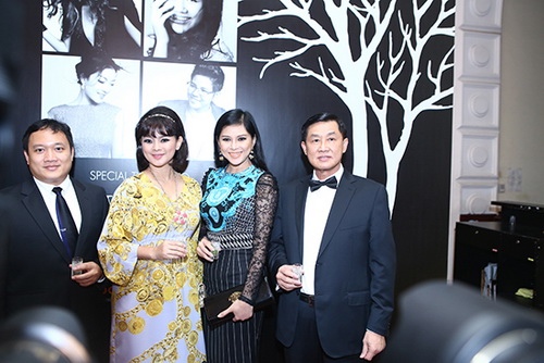 Bố mẹ chồng Hà Tăng quot;gây bãoquot; tại sự kiện - 7