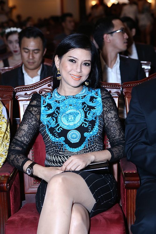 Bố mẹ chồng Hà Tăng quot;gây bãoquot; tại sự kiện - 11