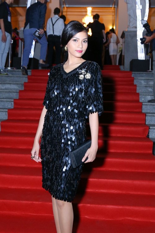 Trương Thị May mặc lại váy của mẹ 30 năm trước - 1