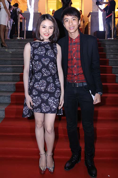 Vân Trang rạng ngời khi được em trai quot;tháp tùngquot; - 4