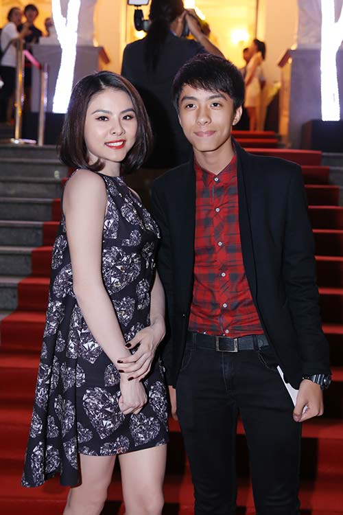 Vân Trang rạng ngời khi được em trai quot;tháp tùngquot; - 5