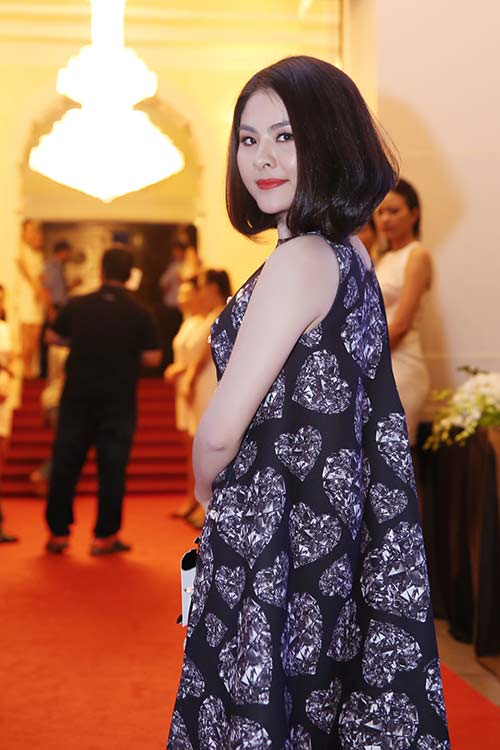 Vân Trang rạng ngời khi được em trai quot;tháp tùngquot; - 8