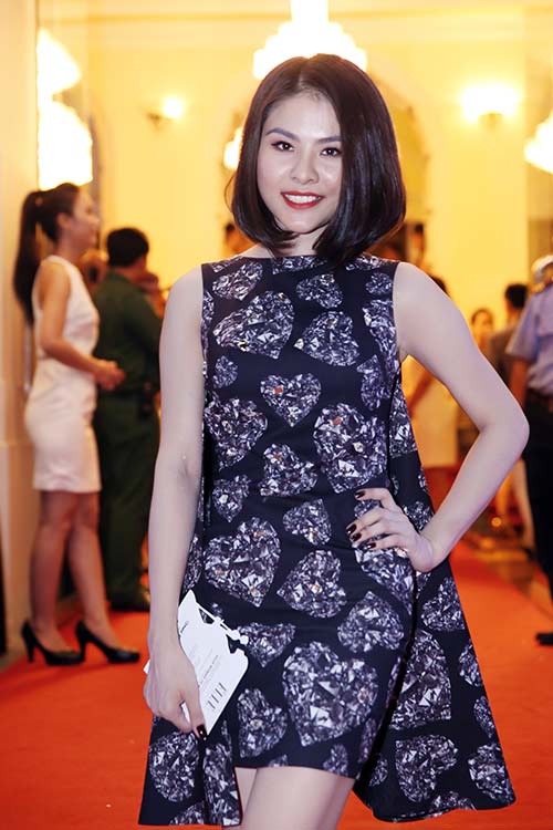 Vân Trang rạng ngời khi được em trai quot;tháp tùngquot; - 9