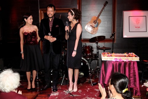 Ý Lan vội vã về Mỹ mừng thọ mẹ tuổi 80 - 6