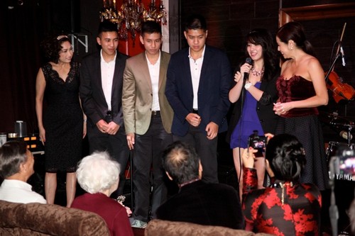 Ý Lan vội vã về Mỹ mừng thọ mẹ tuổi 80 - 7