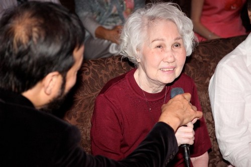 Ý Lan vội vã về Mỹ mừng thọ mẹ tuổi 80 - 9