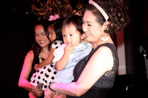 Ý Lan vội vã về Mỹ mừng thọ mẹ tuổi 80 - 10