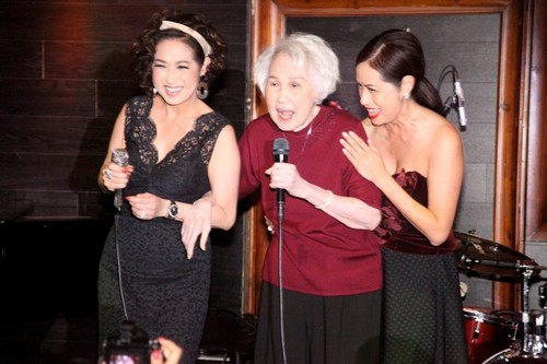 Ý Lan vội vã về Mỹ mừng thọ mẹ tuổi 80 - 1