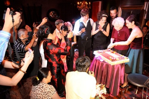 Ý Lan vội vã về Mỹ mừng thọ mẹ tuổi 80 - 4