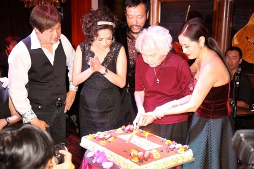 Ý Lan vội vã về Mỹ mừng thọ mẹ tuổi 80 - 3