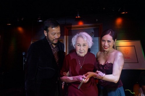 Ý Lan vội vã về Mỹ mừng thọ mẹ tuổi 80 - 12