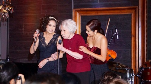 Ý Lan vội vã về Mỹ mừng thọ mẹ tuổi 80 - 2