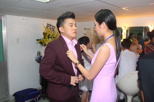 Lam Trường được vợ 9X quot;tút tátquot; chu đáo - 2